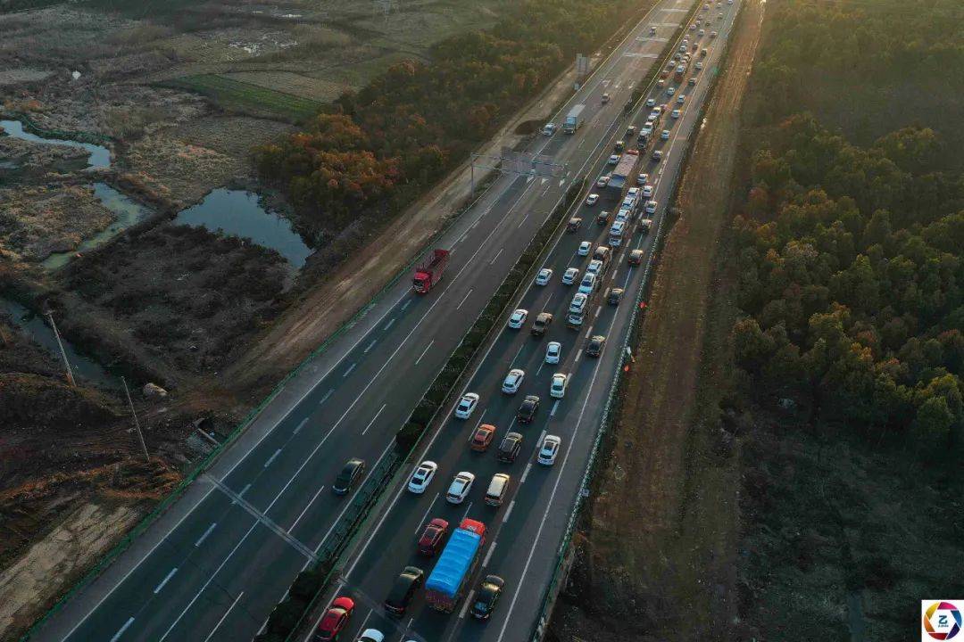 返乡车辆一眼望不到头 空中俯瞰高速公路 熟悉的一幕又出现 方向