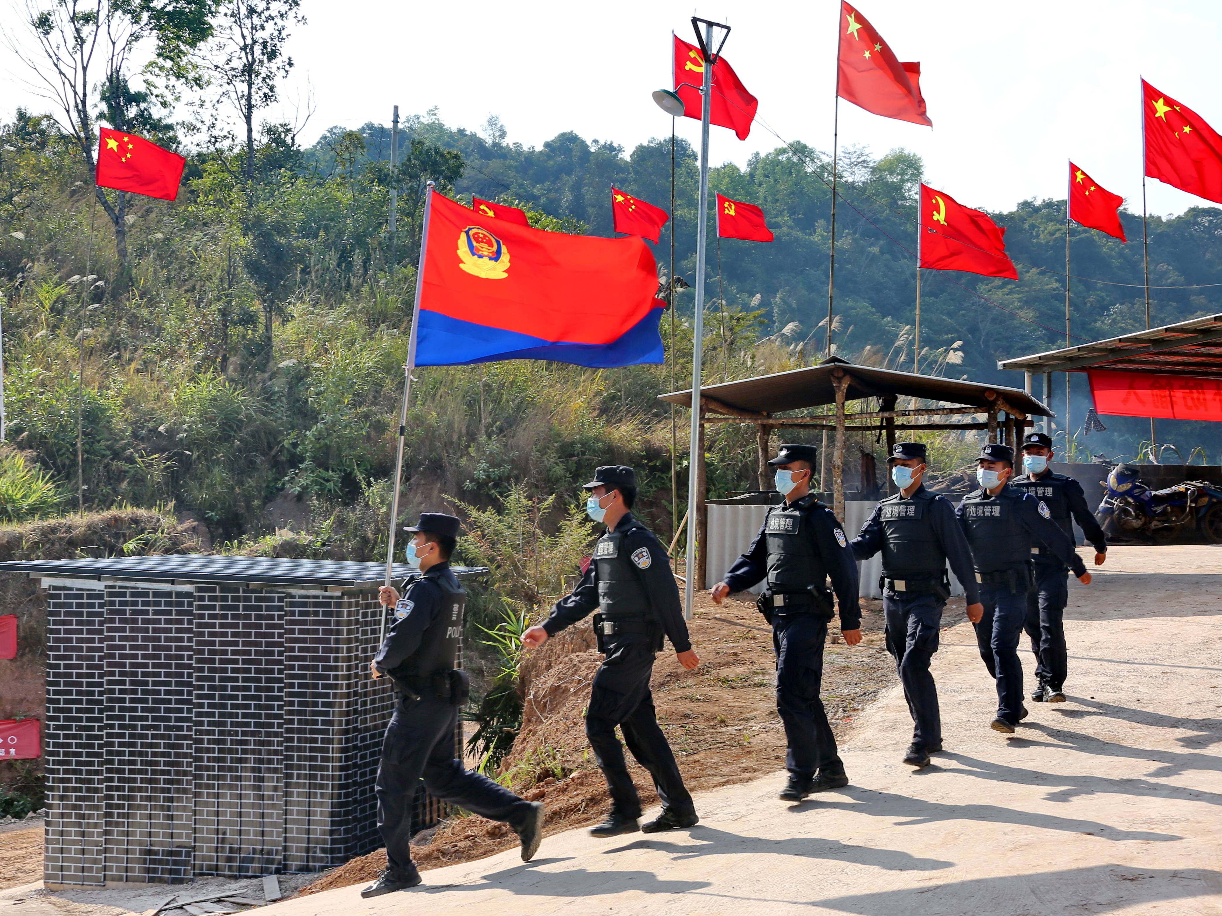 云南普洱边境管理支队移民管理警察边境巡逻迎春节