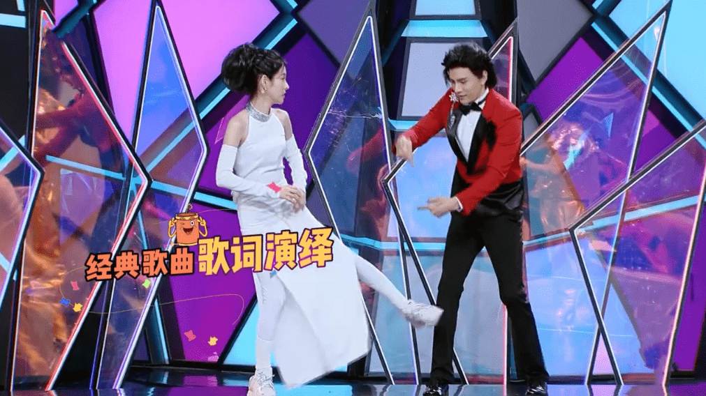 张碧晨做客快本穿紧身礼服曲线抢镜谢娜也挺孕肚回归