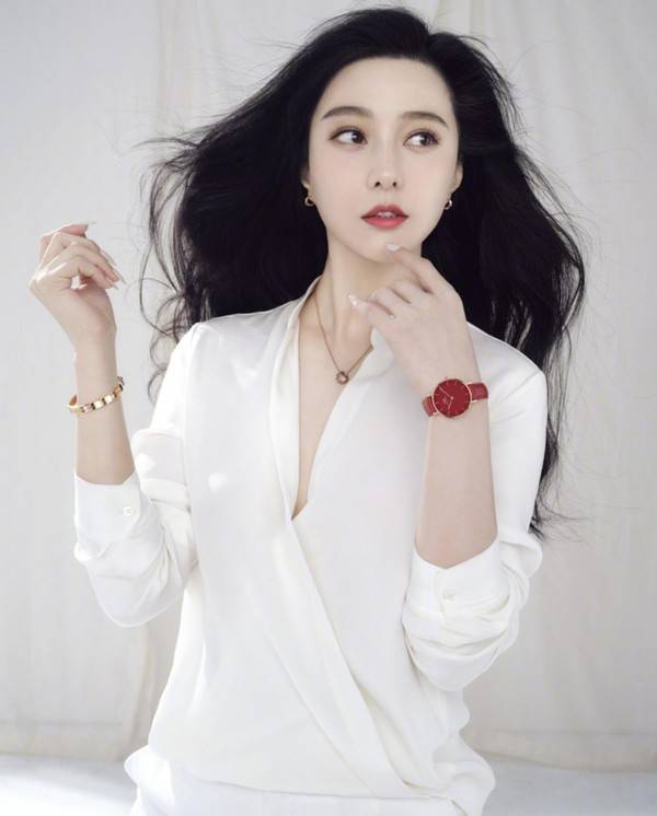 照片上的范冰冰的白色缎子衬衫表现出了高级感.