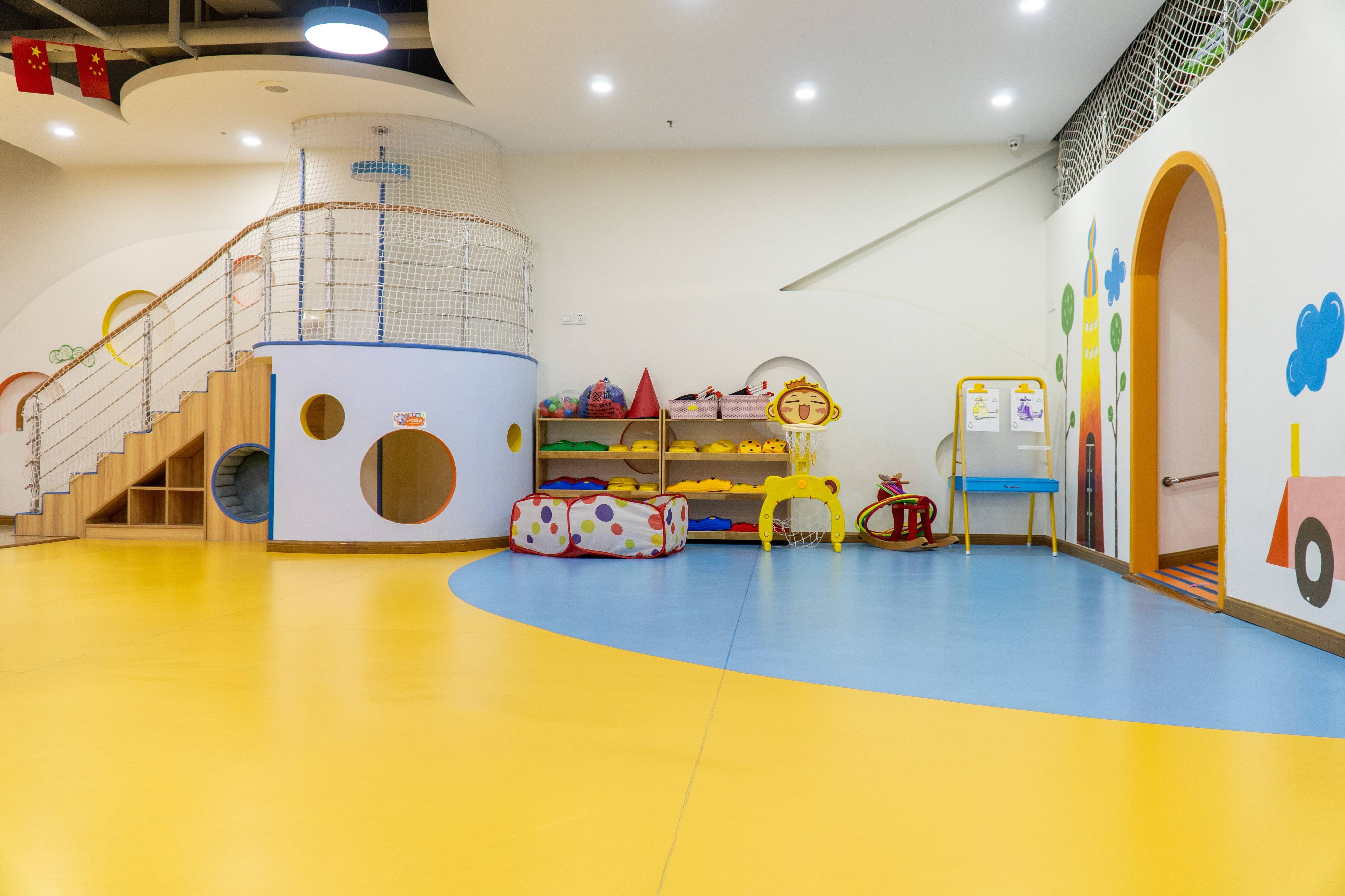 托育帮:园内不仅整体配色清新,设计还充满童趣