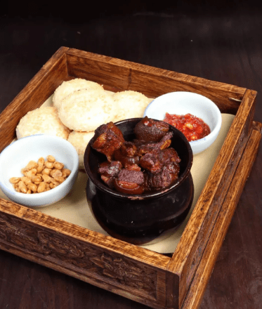 罐焖驴肉2,锅内放入菜子油,烧至四成热时,放入肉饼,小火炸至肉质成熟