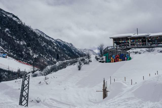 玩转鹧鸪山：在藏氏古寨赏“东方古堡”，在冰雪世界畅快滑雪