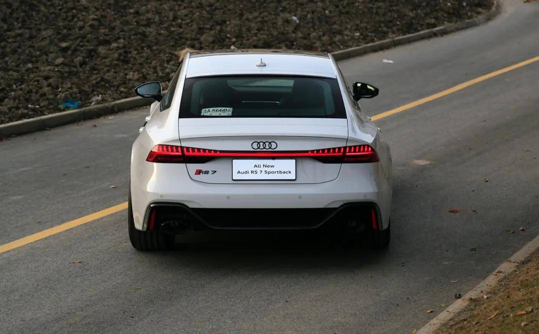国内首测奥迪rs7:这辆最接近电动车的燃油车曾让德国小伙瞬间高潮