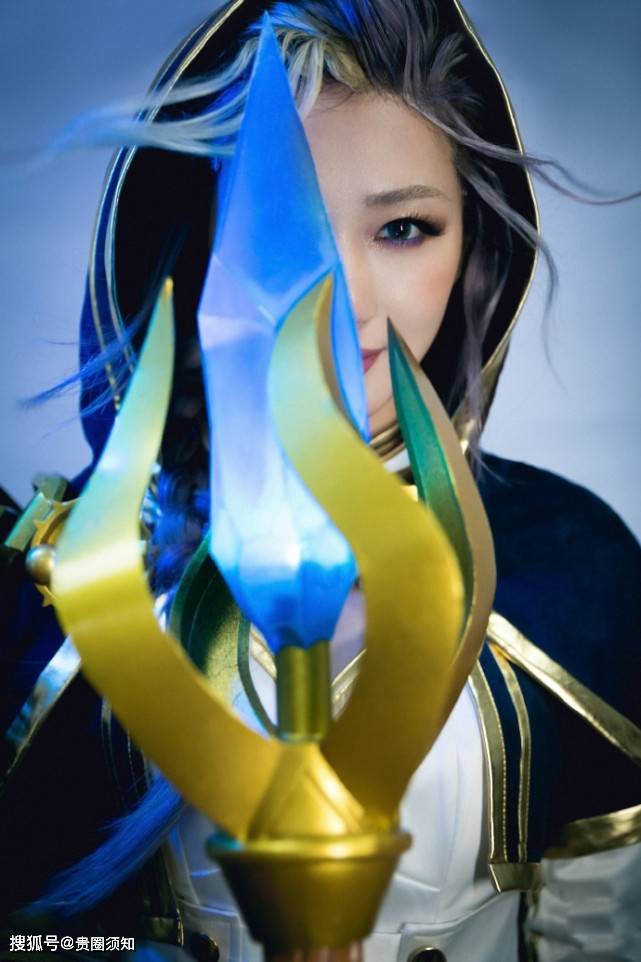 万茜cos吉安娜身穿蓝白战袍手握湛蓝权杖秒变酷美女法师