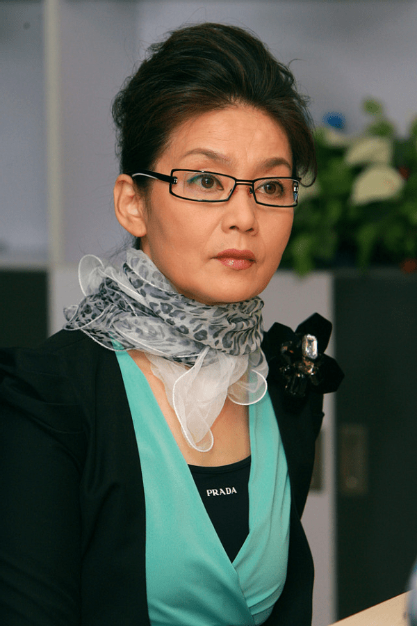 原创潘虹的贵气真羡慕不来prada穿得大气不浮夸好身材包裹不住