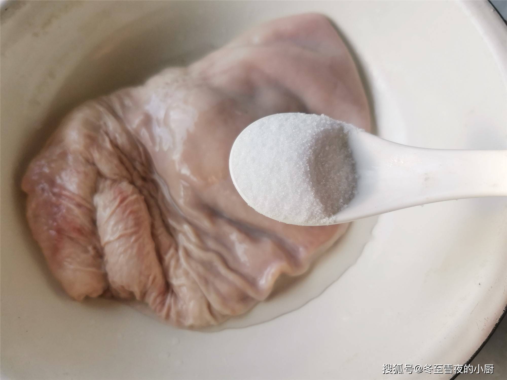 洗猪肚，只加盐和面粉是大错！教你一招简单方法，干净卫生无腥味 - 知乎