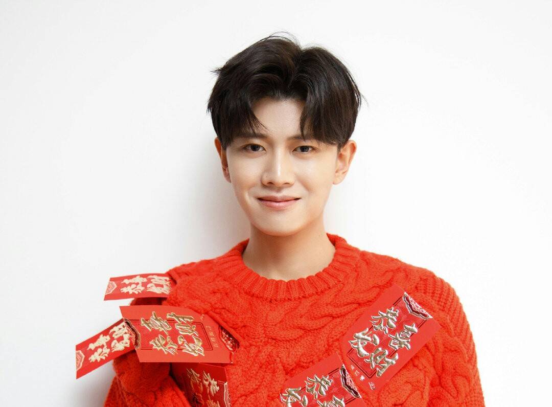 原创任嘉伦上春晚搭档张凯丽张国强万茜表演小品每逢佳节被催婚