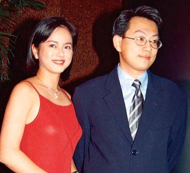而叶蕴仪也是如此,走红之后的叶蕴仪被富商陈柏浩苦苦追求,陈柏浩不只