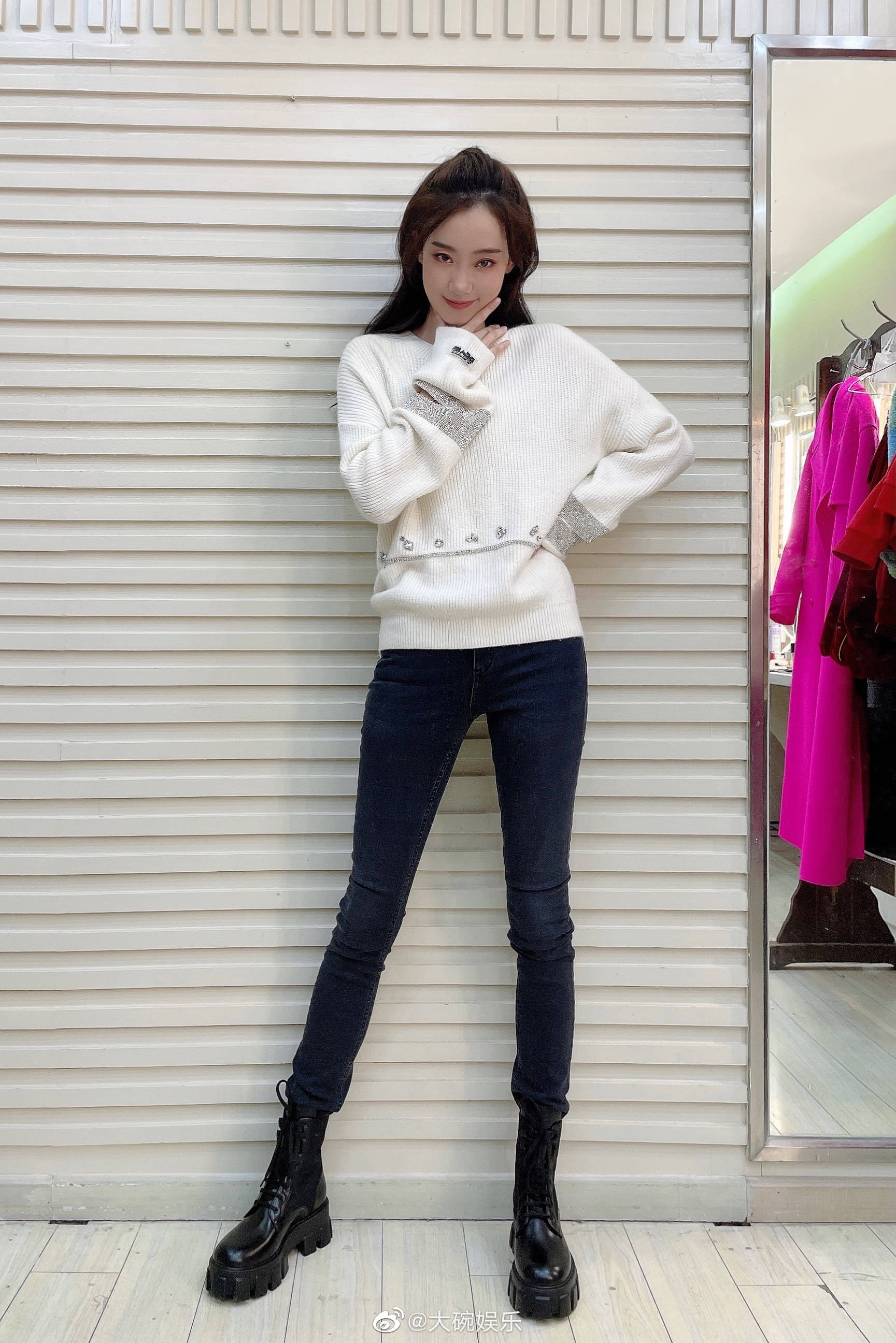 张小斐春晚再次出圈了不是因为和贾玲一起演的小品竟是因为她的毛衣