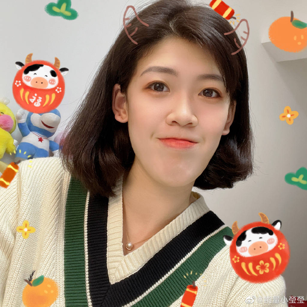 清秀女排李盈莹晒自拍美照21岁的她出落得亭亭玉立明艳动人