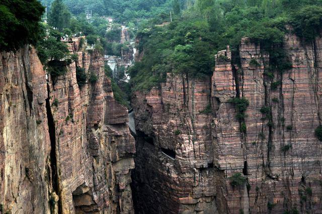 中国最神奇的三个村庄，悬崖上一个，地下一个，还有个“鬼村”？
