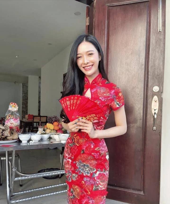 新年大吉一片红！原来老挝美女眼中的春节就是穿“中国风旗袍”