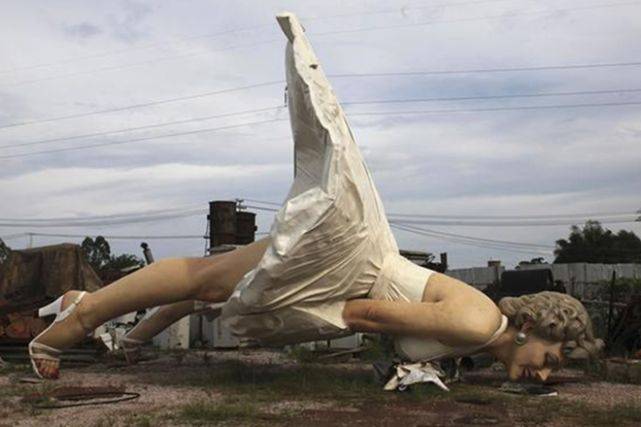 世界最“悲催”的雕像，500万建成1年就遭拆除，只因游客不雅动作
