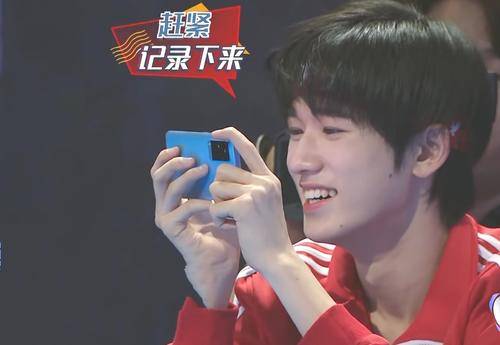 宋亚轩正在为嘉宾拍照,谁注意他拍照的姿势?是对王牌家族最大的尊重