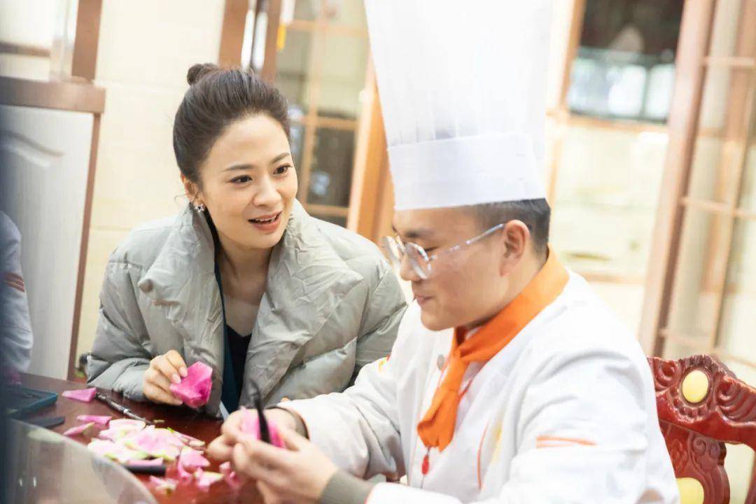 《厨王争霸》主持人频频点赞新东方烹饪教育学子,食雕花实力抢镜