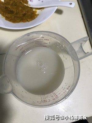 一边倒酵母水,一边用筷子将面粉搅拌成絮状
