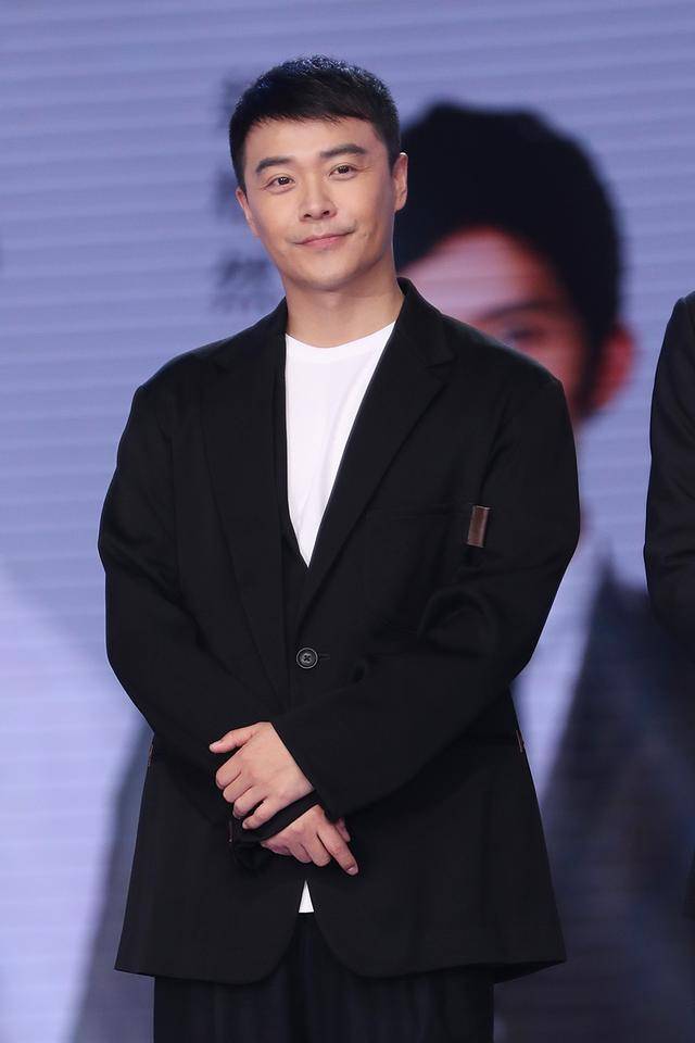 百亿导演陈思诚合影格外低调虽没王宝强亮眼却成功去油腻