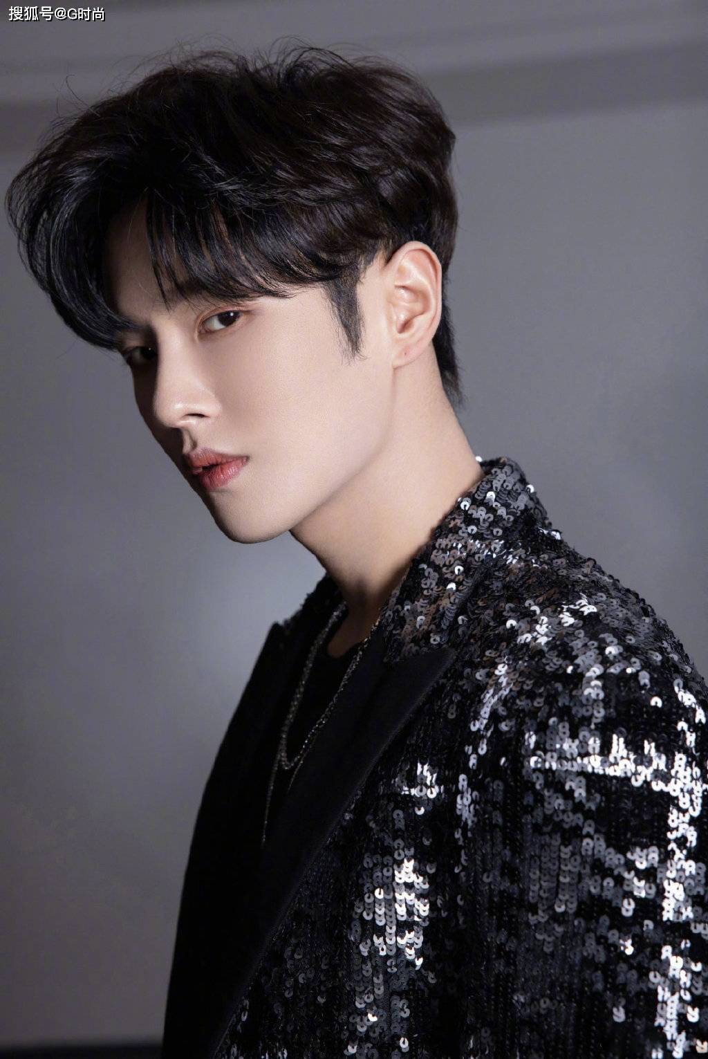 李汶翰身穿银黑亮片西装叠戴金属配饰现身舞台