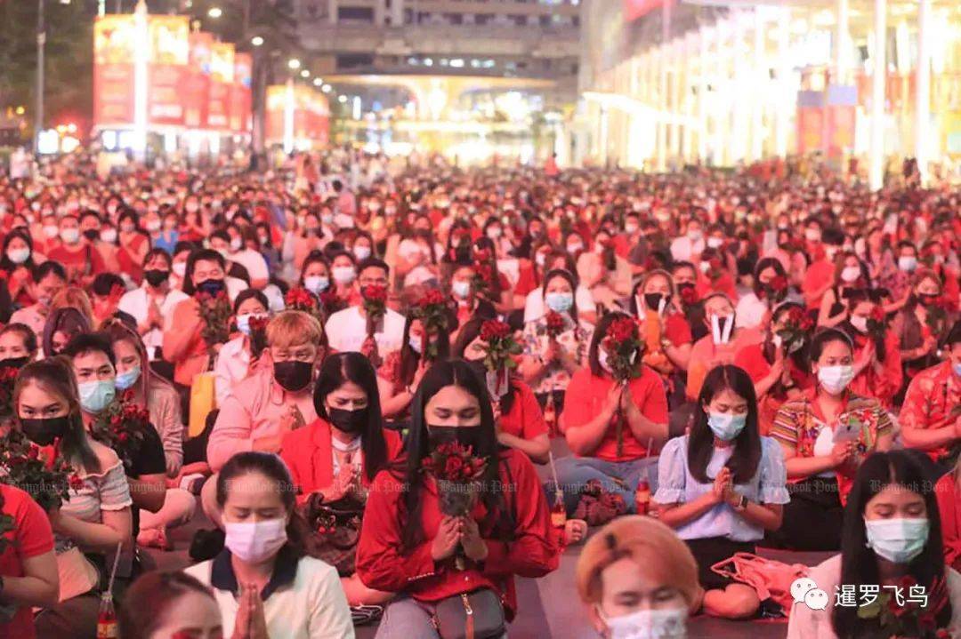 声势浩大，泰国人大量聚集在曼谷“爱神”像，为情人节祈福