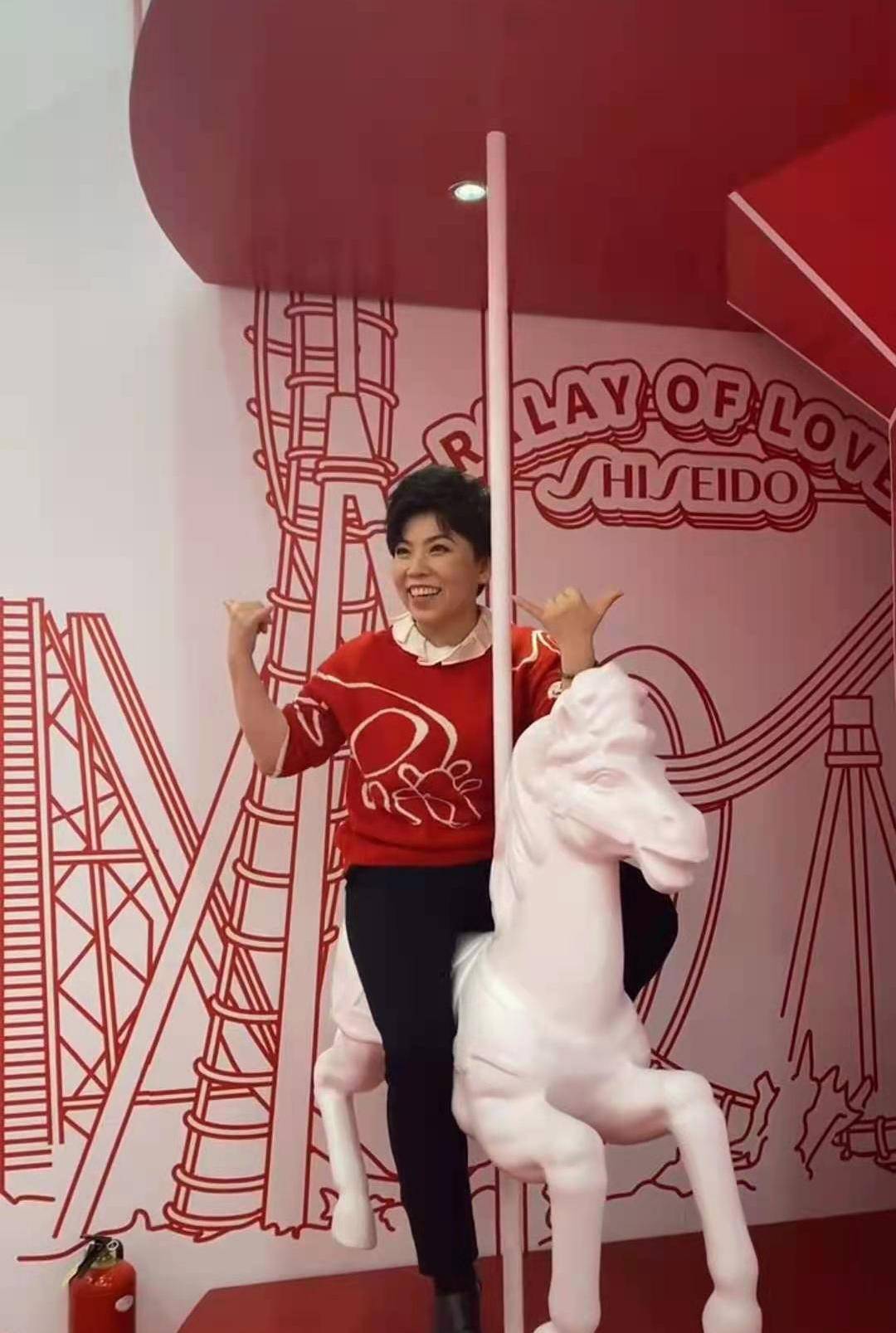 原创48岁邓亚萍跨界"跳舞"!肢体不协调引网友嘲笑,毛衣价值2000元