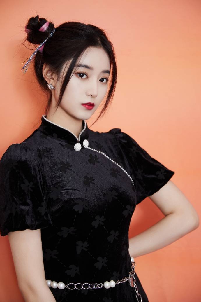 徐艺洋穿黑色旗袍知性大方双丸子头俏皮可爱