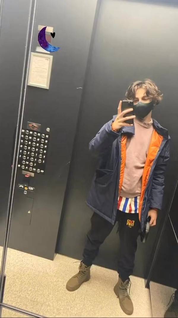 甜茶戴口罩对镜自拍此前曾被大表姐压倒狂吻网友欲盖弥彰