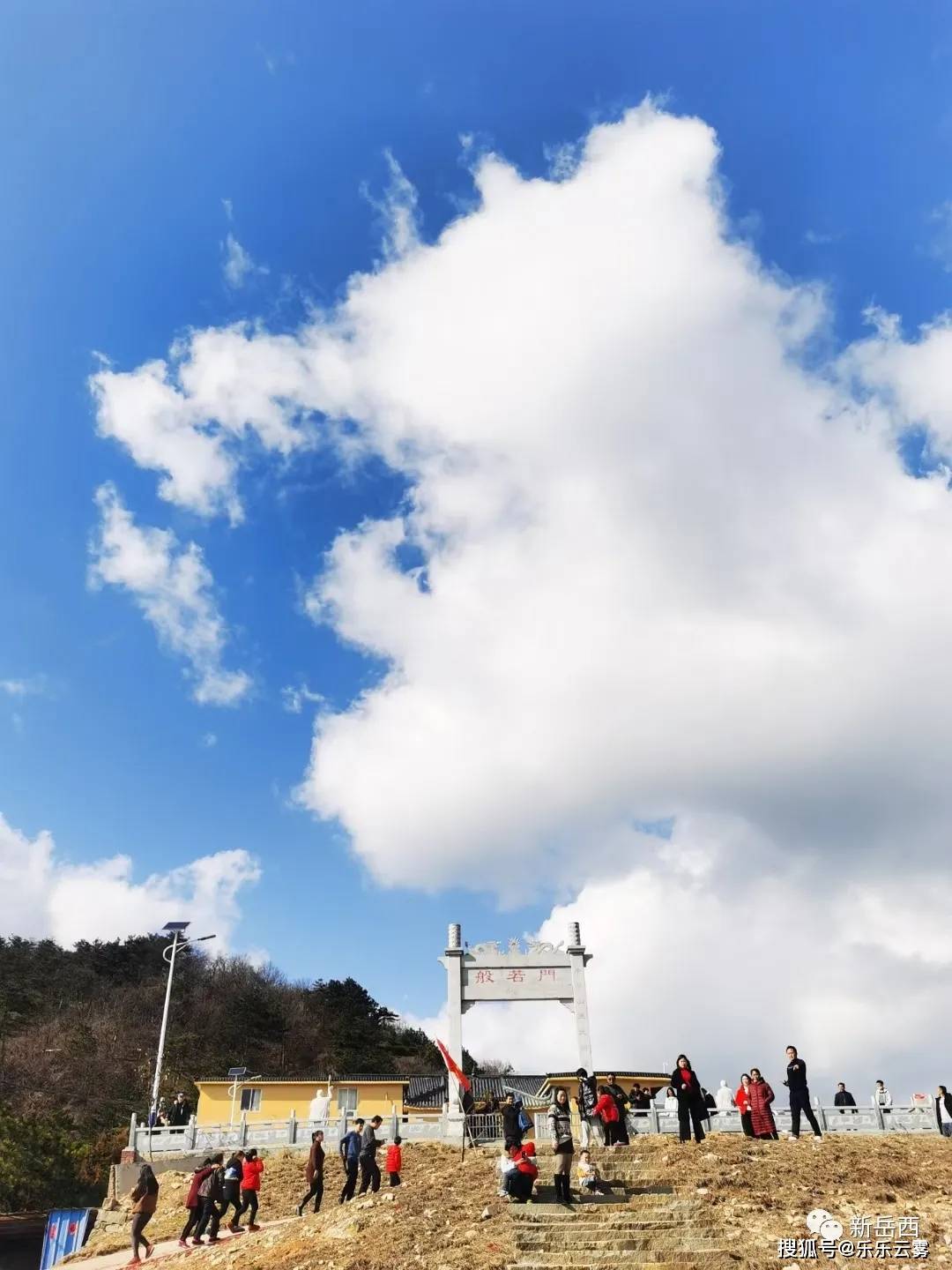新年登高望远！这个春节假期牛草山上游客如织、大风车超惊艳...