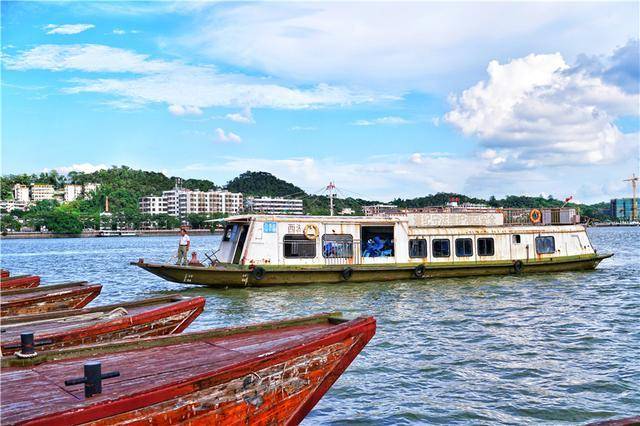 广东潮州有一座奇特的古桥，18艘木船组成的浮桥，晚上浮桥可开启