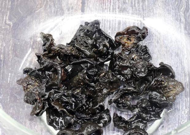 原创泡木耳时用上2个小窍门木耳一会就泡开并且又大又干净
