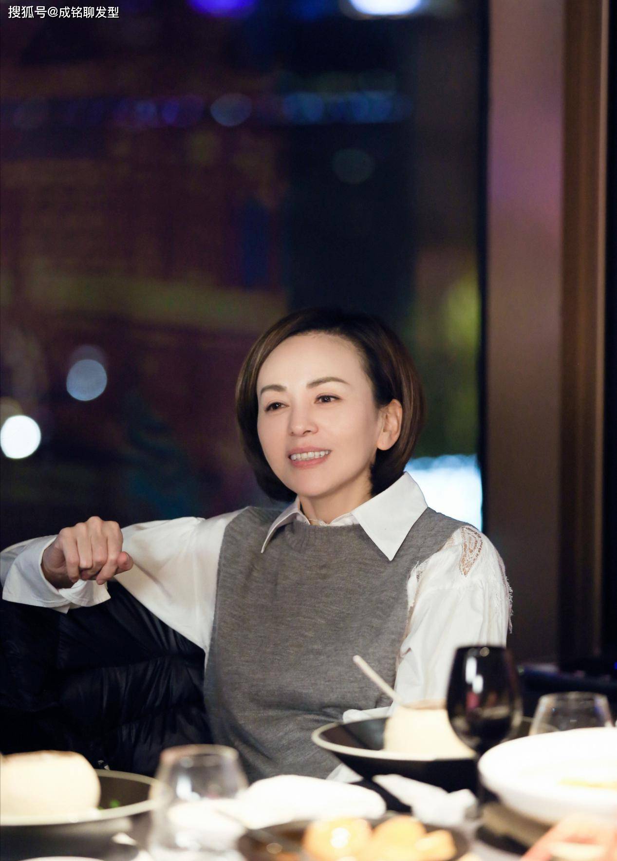 雪姨王琳状态真好穿蓝色大衣清新减龄50岁颜值依旧很高