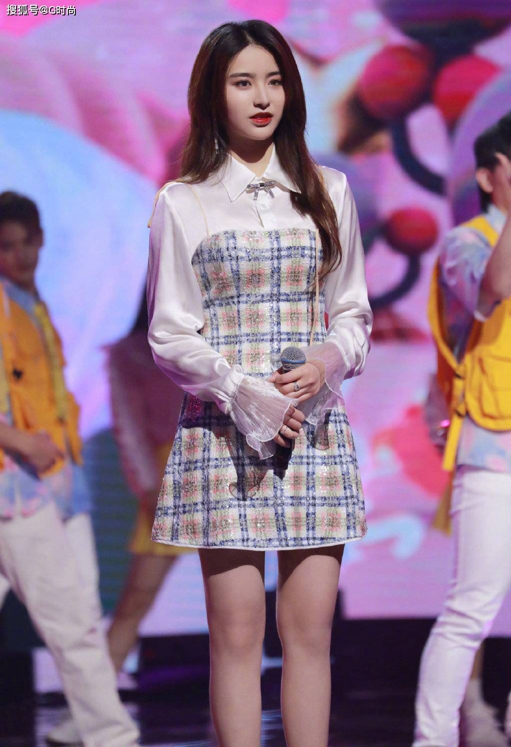 金子涵身着初春格纹连衣裙搭配大波浪 优雅甜美