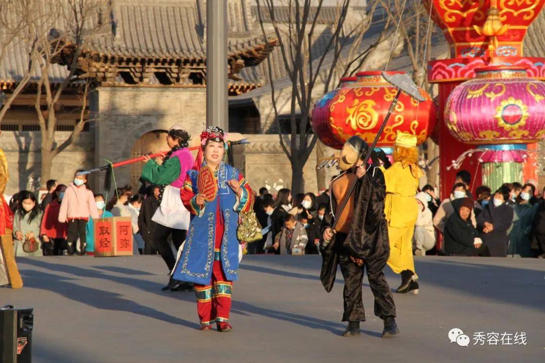 忻州古城北城门广场精彩民俗文艺表演引来游人驻足