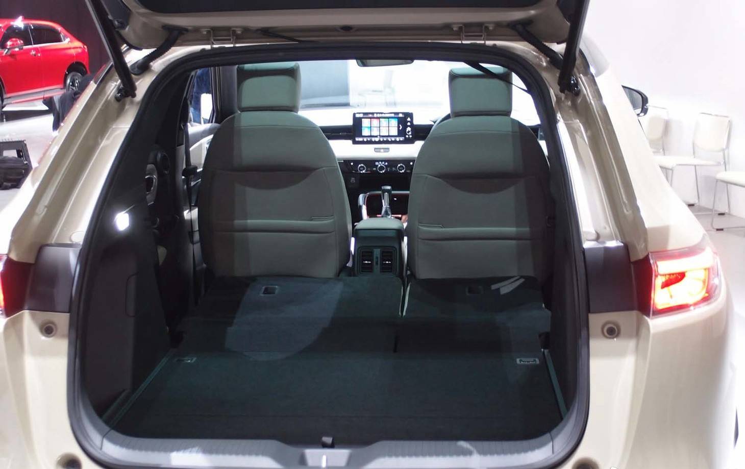 后排空间上,现款本田缤智/xrv就堪称小型suv中的王者,而全新一代本田