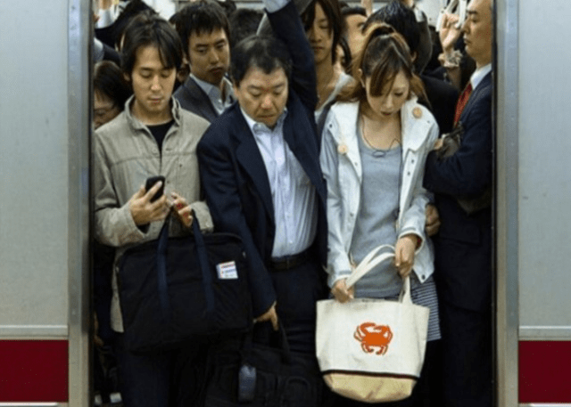 日本女性上下班挤地铁，简直是“噩梦”，游客：都不敢来日本玩了