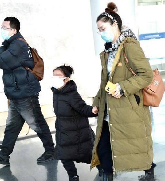 玲花一家三口罕同框!6岁女儿乖巧拉行李,老公气质儒雅身材发福