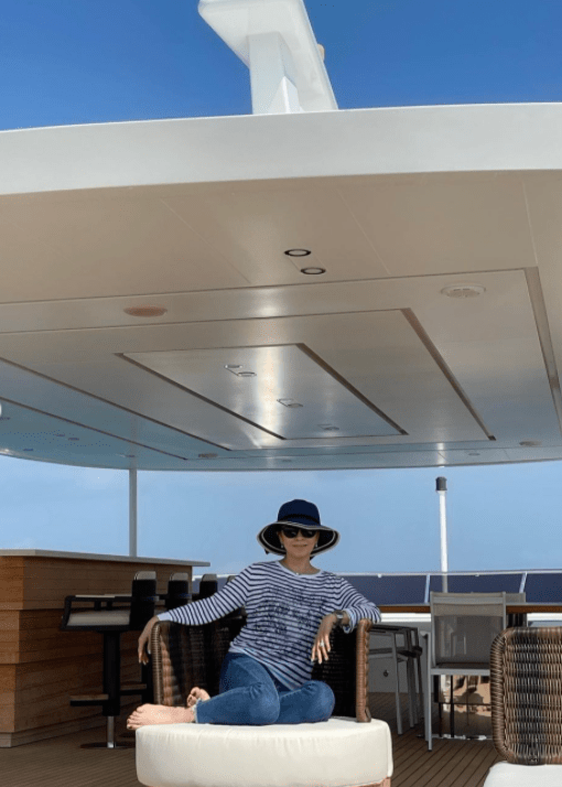 55岁刘嘉玲晒乘游艇出海照冻龄不变气质优雅