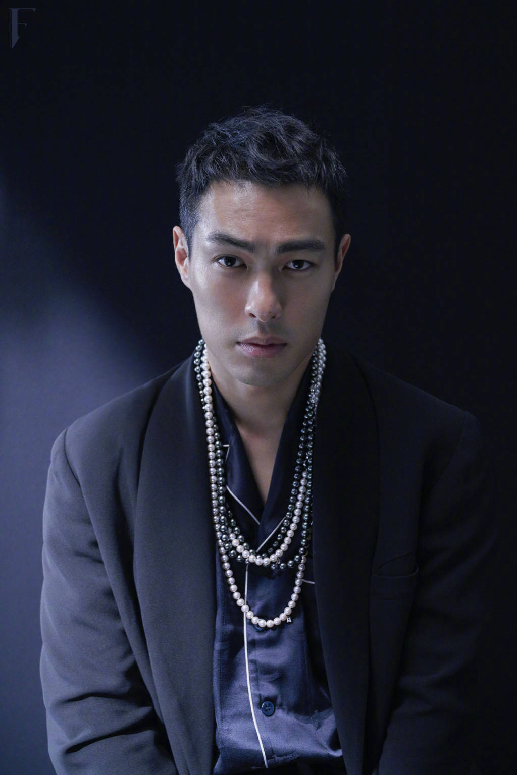 杨佑宁新画报大片曝光 眉眼间都是戏野性爆棚