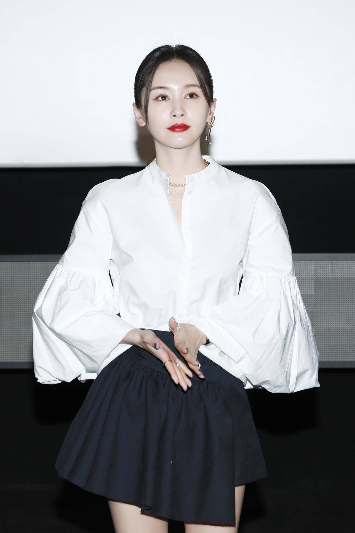 原创王子文真是小个子超模白衬衫配半身裙简约干练腿长了不少