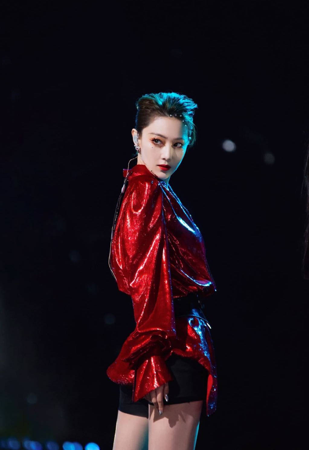 张馨予浪姐2新造型释出平肩细腰大长腿超吸睛