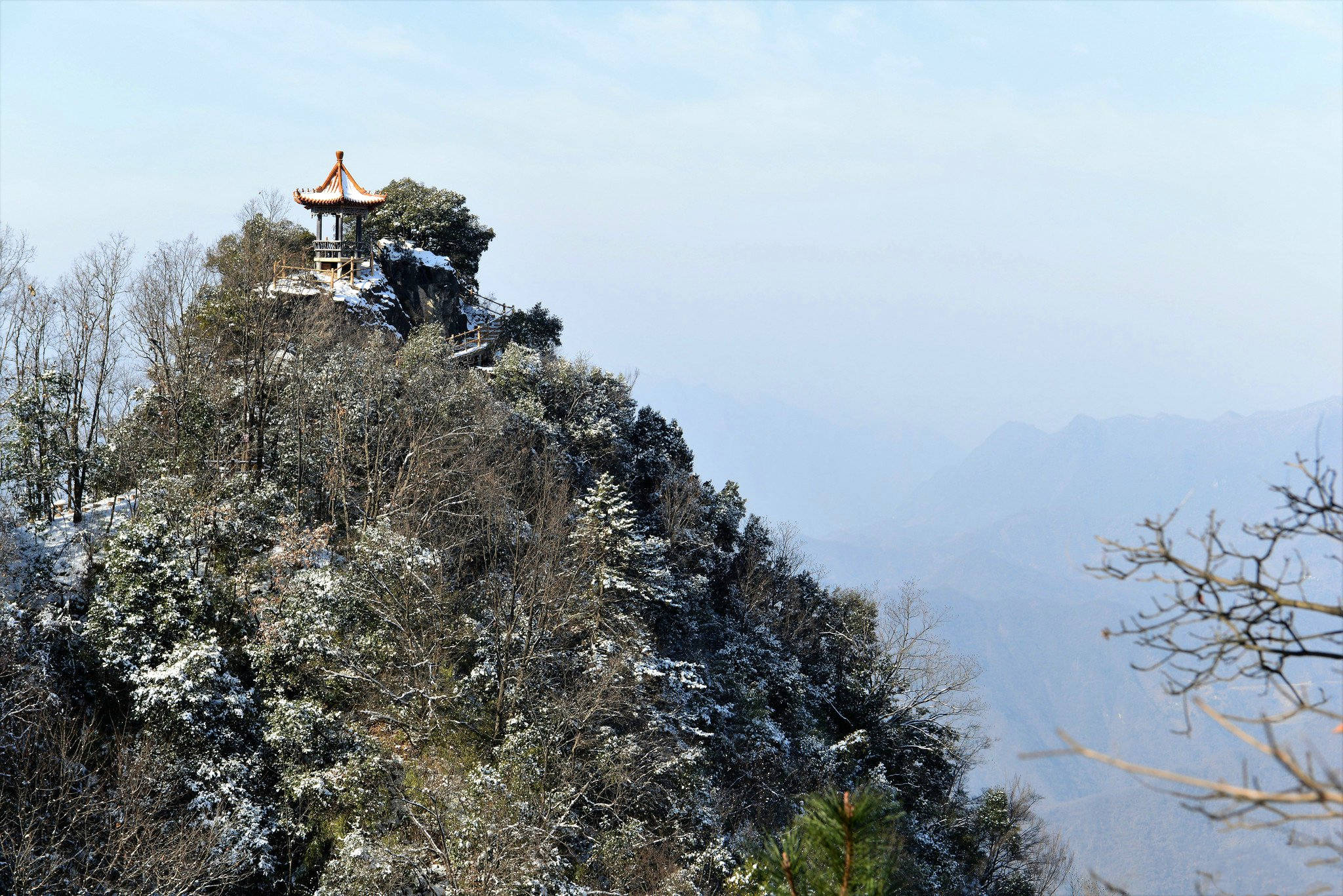 史上最危险的寺庙修建于千米悬崖峭壁上 屹立500年不倒