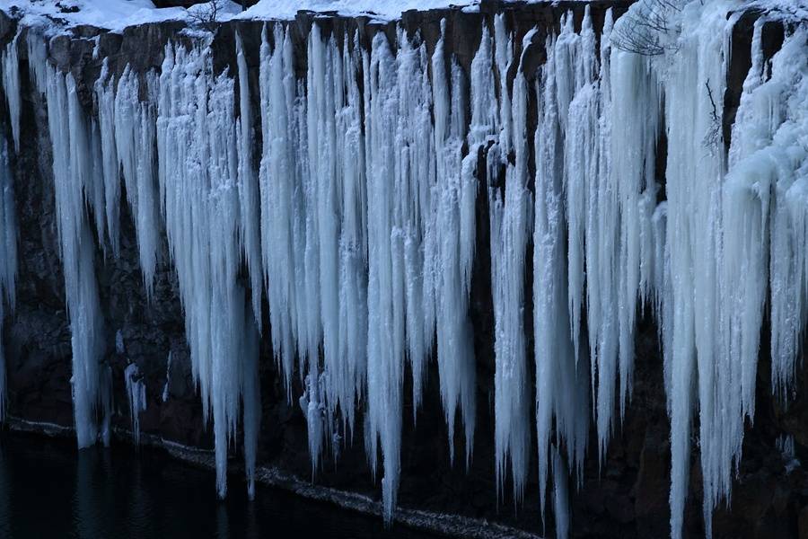 镜泊湖吊水楼冰瀑奇观令人叹为观止