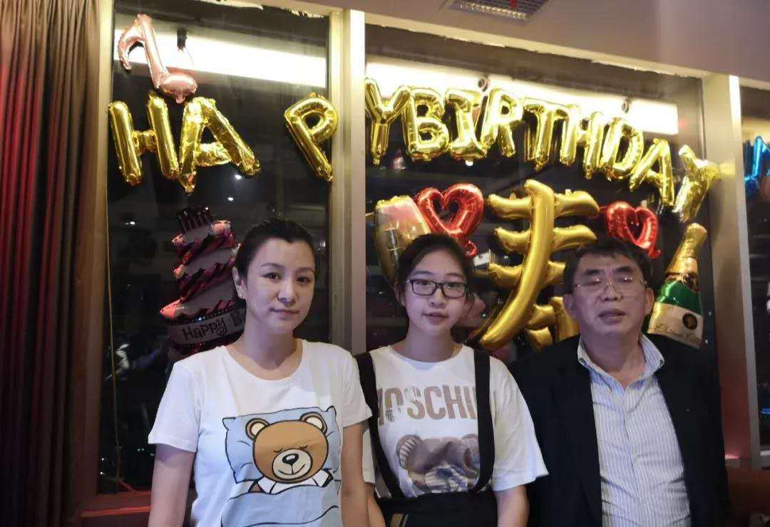 豪宅奢侈柯洁在家中组棋局聂卫平捧场10人坐一桌不拥挤