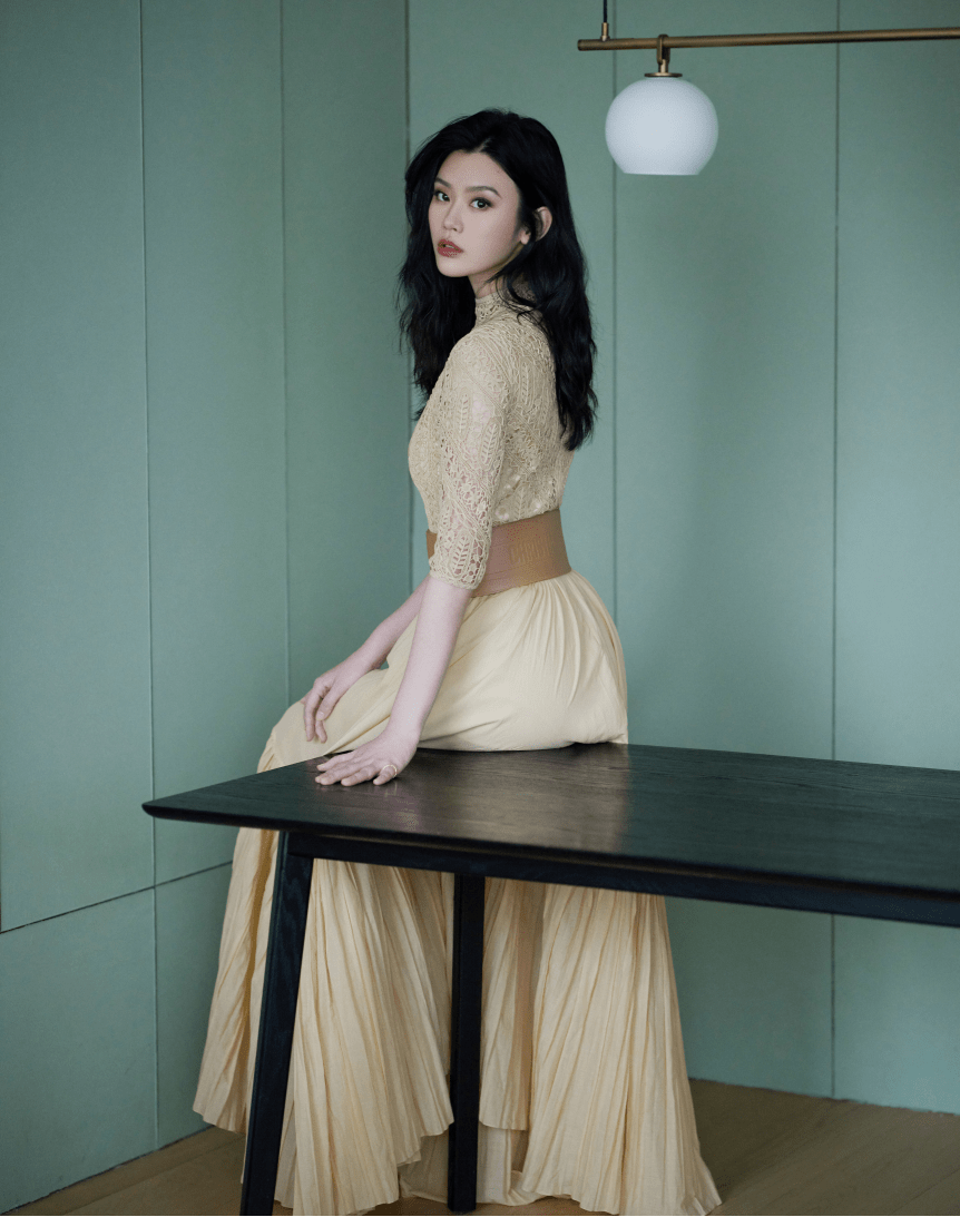 原创奚梦瑶不愧是国际名模,穿一袭裸色长裙身姿超美,气质高级耐看