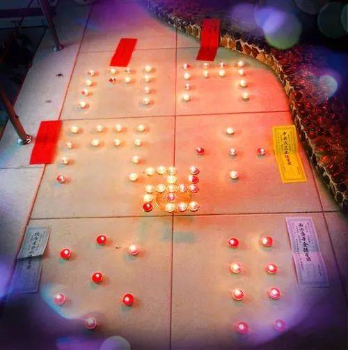 祭星时,家中不论尊卑长幼,全体参加.