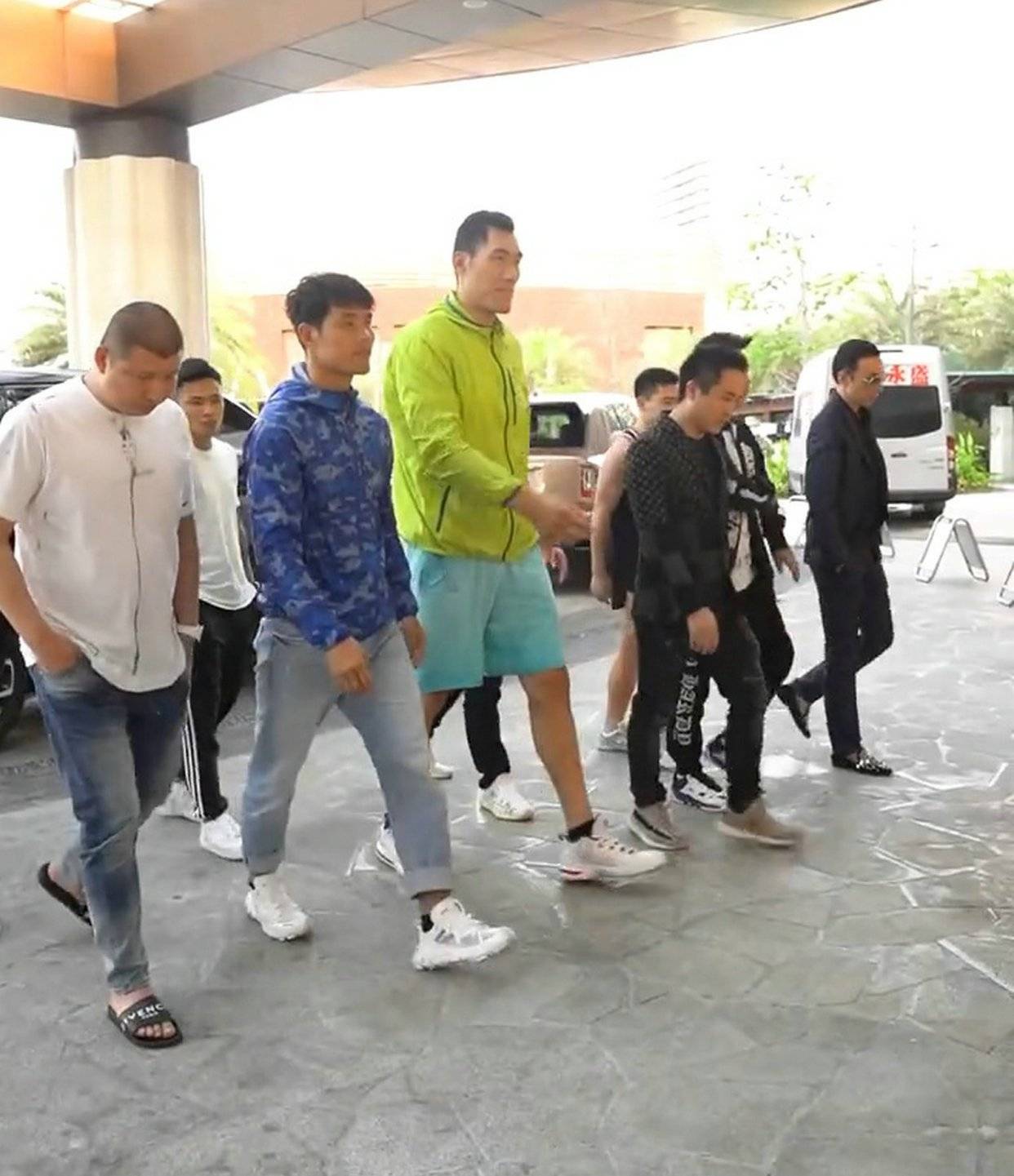 小伙怒批李景亮和方便为了钱而折腰的你们和太极马骗子没区别