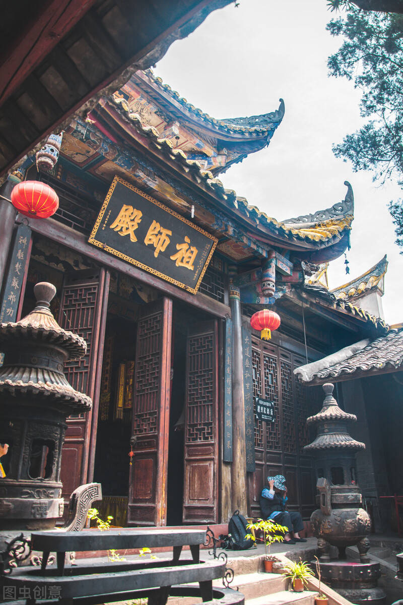 西禅寺的建筑极具明代风格，寺内各建筑皆依山势而建，错落有致