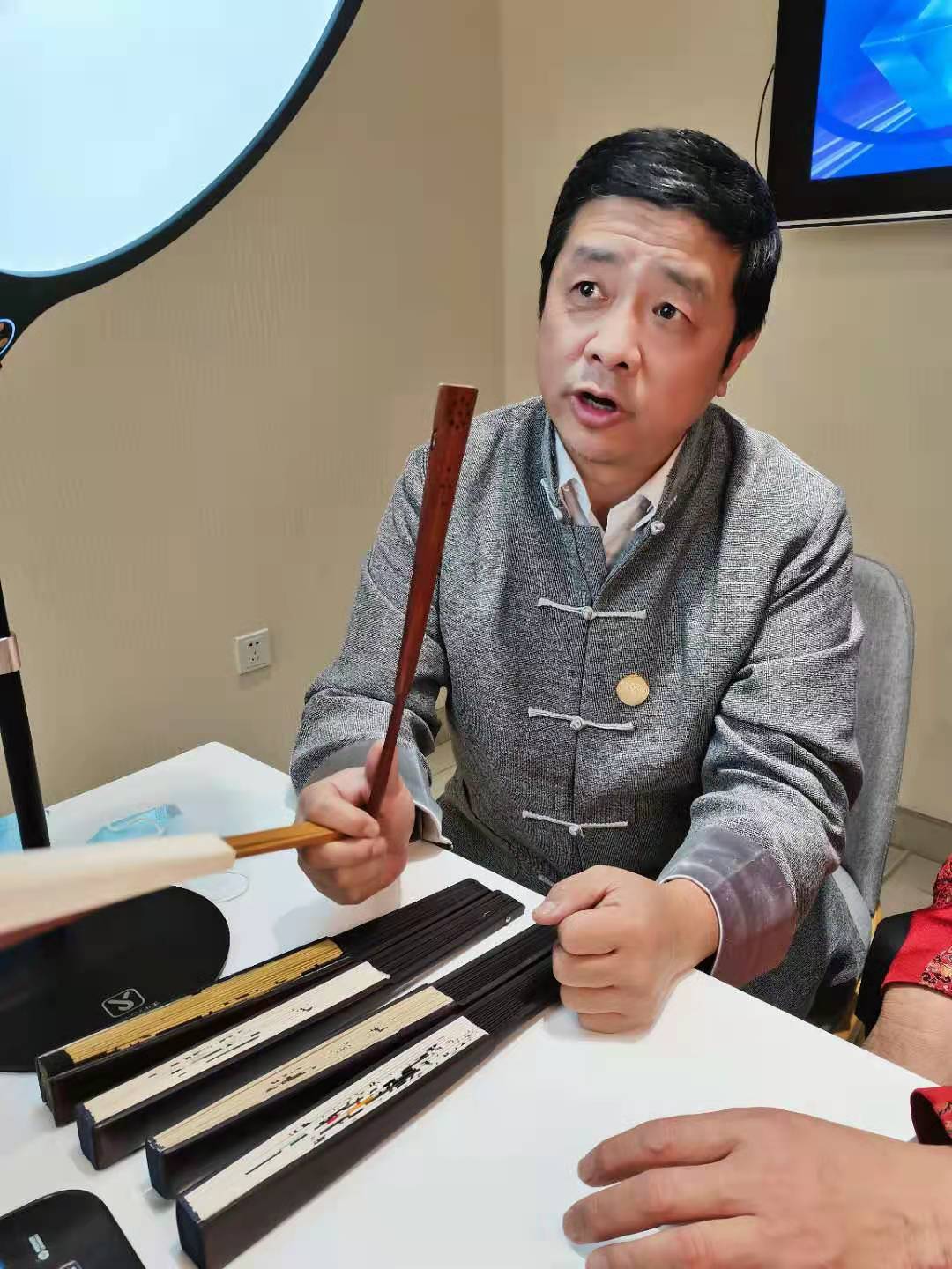 "假如从头来过,我还选扇子这行." | 非遗大师系列访谈 no.1_刘军