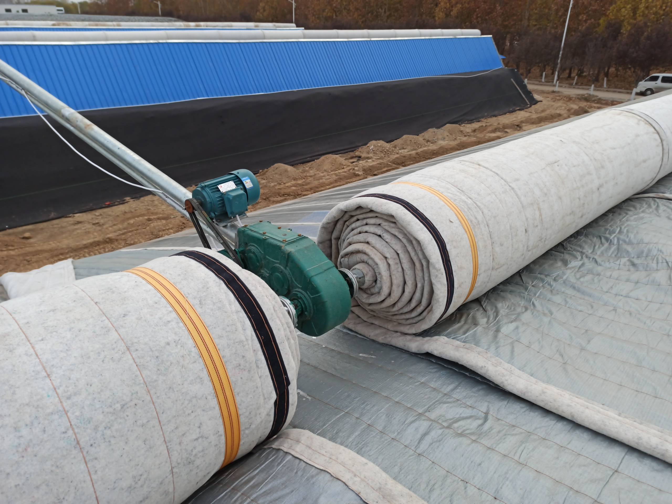 因为看到棉被不整齐趴在那调整,结果小拇指被卷进帘子,因为现场机械