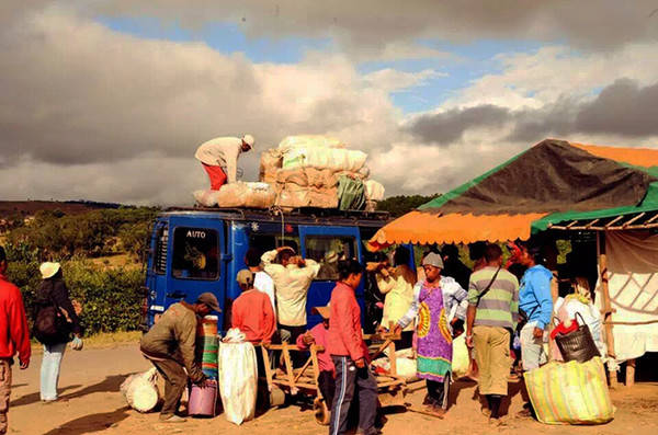 马达加斯加的Zebu集市与淘金人群